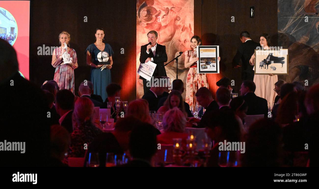 https://c8.alamy.com/comp/2T86GWF/munich-germany-18th-nov-2023-patrick-lindner-m-singer-stands-on-stage-with-a-donation-cheque-at-the-together-for-children-charity-dinner-at-the-kempinski-vier-jahreszeiten-hotel-next-to-ladies-presenting-auction-items-credit-felix-hrhagerdpaalamy-live-news-2T86GWF.jpg