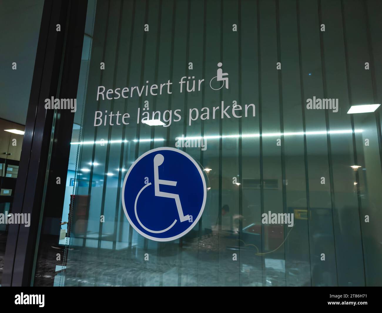 Augsburg, Bavaria, Germany - November 14, 2023: Disabled parking space, parking lot for people with disabilities Marking *** Behindertenparkplatz, Parkplatz für Menschen mit Behinderung Markierung Credit: Imago/Alamy Live News Stock Photo