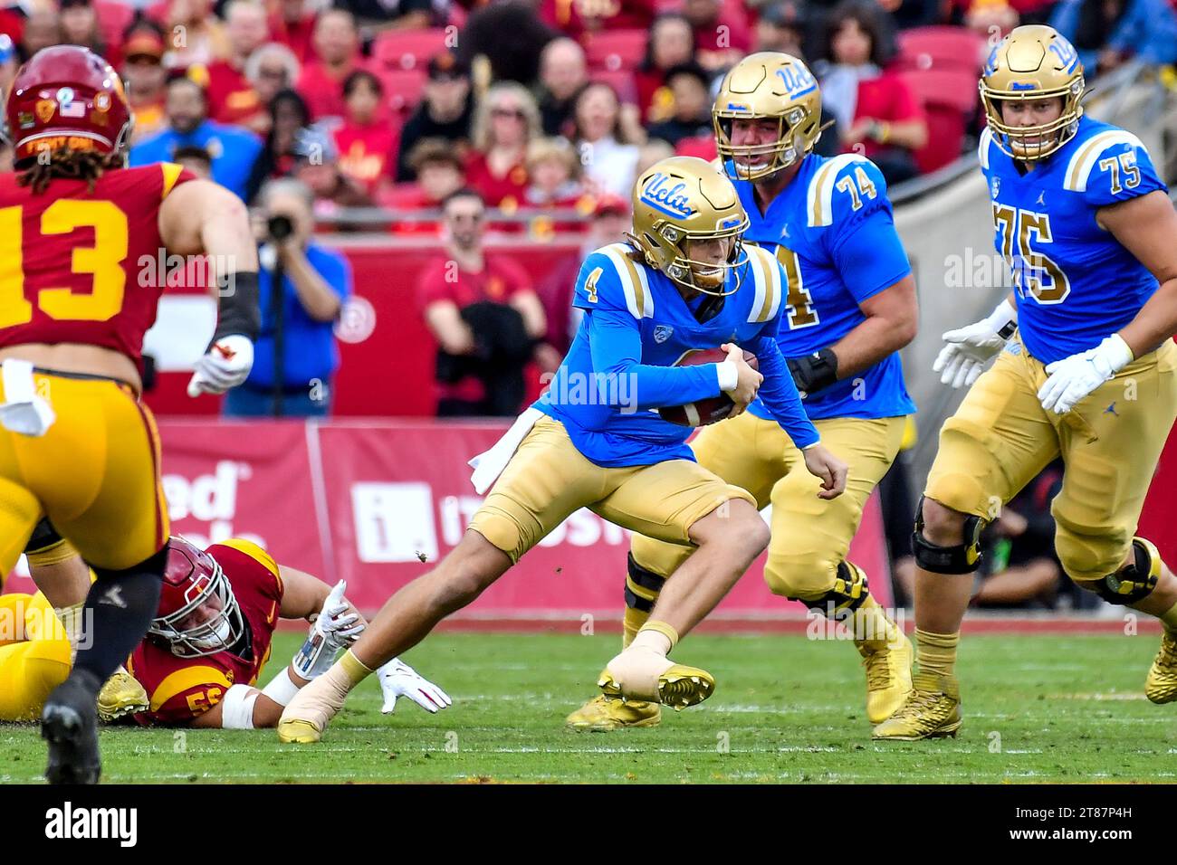 Los Angeles, CA. 18th Nov, 2023. UCLA Bruins quarterback Ethan Garbers ...