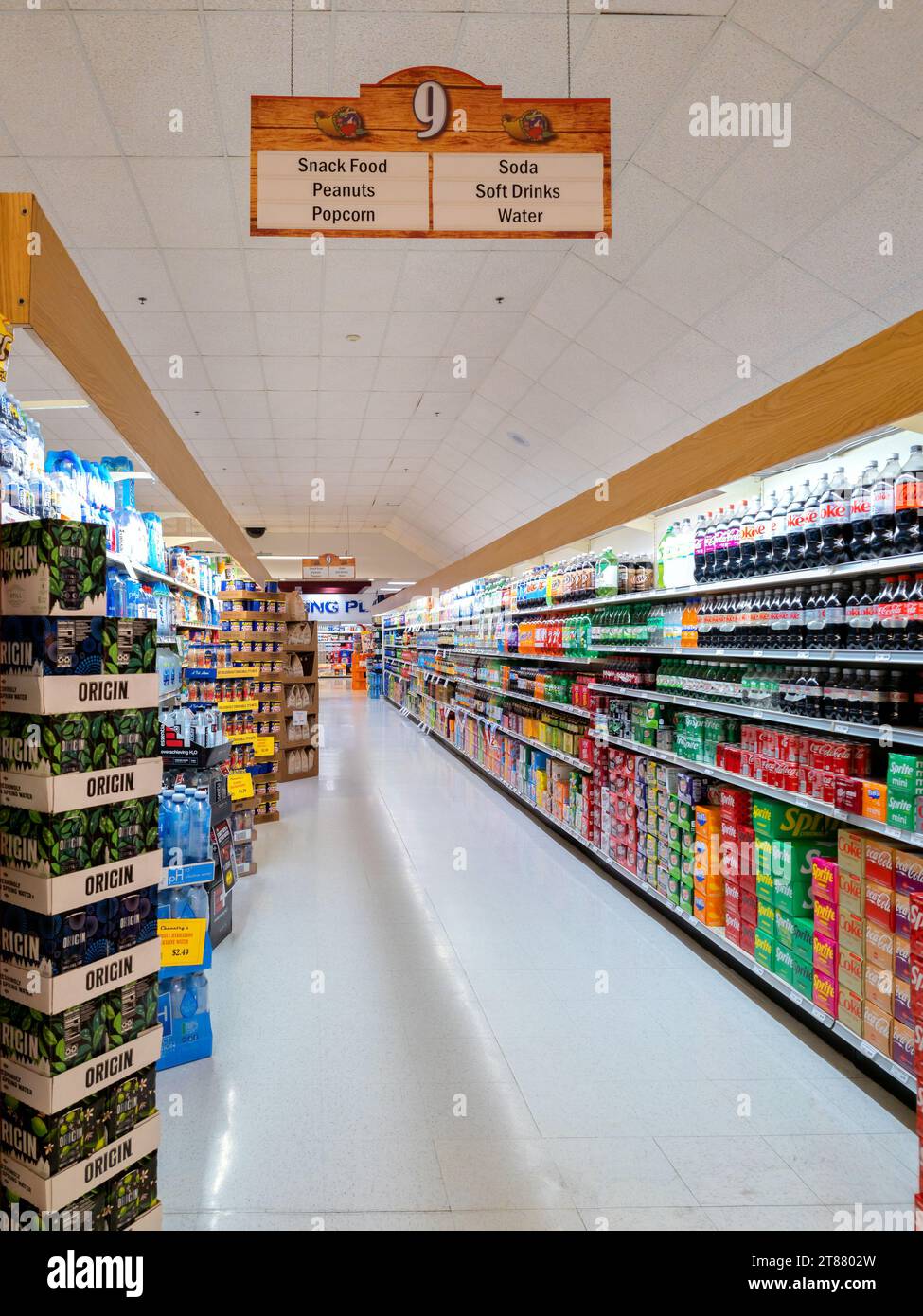 Supermarket soft drinks aisle north america hi-res stock photography ...