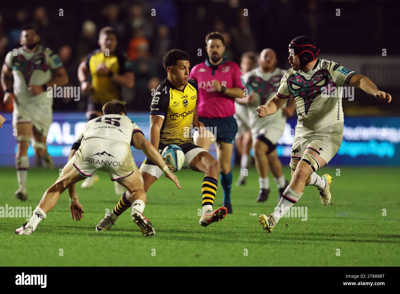 Newport, UK. 18th Nov, 2023. Rio Dyer of the Dragons (c) makes a break. United Rugby Championship, Dragons v Ospreys at Rodney Parade in Newport on Saturday 18th November 2023. pic by Andrew Orchard/Andrew Orchard sports photography/Alamy Live news Credit: Andrew Orchard sports photography/Alamy Live News Stock Photo