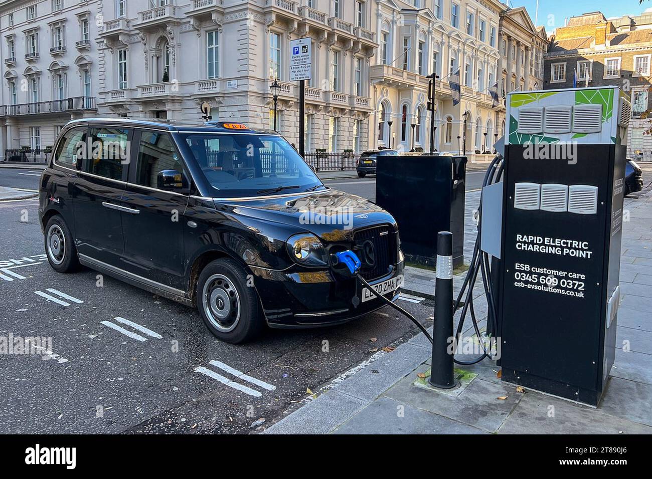 London, Great Britian. 11th Nov, 2023. An electric London taxi is seen charging at a station in St James's Square in central London, England on Nov. 11, 2023. The electrically-powered TX taxi is built by the British commercial vehicle maker London EV Company (LEVC). (Photo by Samuel Rigelhaupt/Sipa USA) Credit: Sipa USA/Alamy Live News Stock Photo