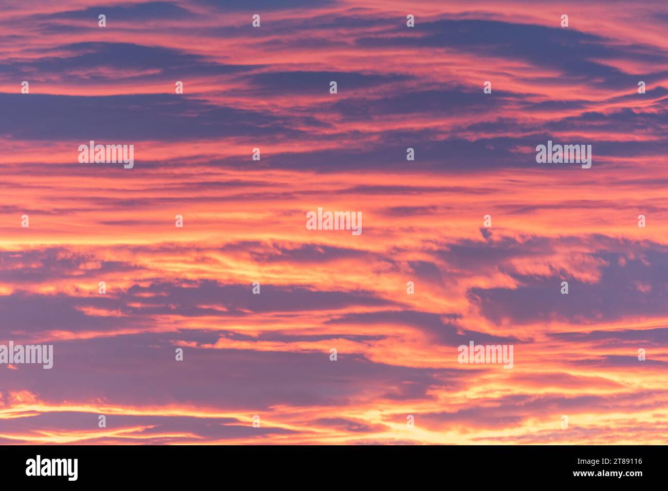A beautiful sunset sky with clouds of pink and purple Stock Photo - Alamy
