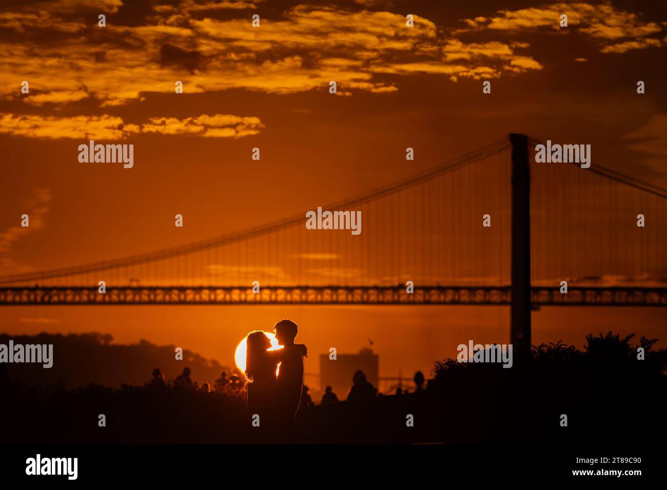 Kissing couples silhouette hi-res stock photography and images - Alamy
