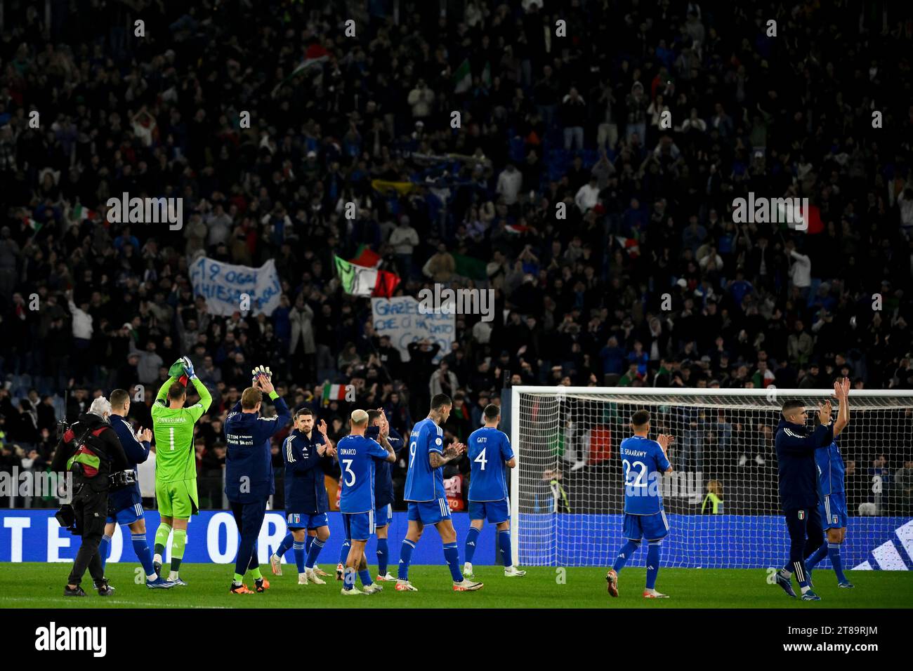 Italian Players Greet The Fan At The End Of The Euro 2024 Qualifiers   Italian Players Greet The Fan At The End Of The Euro 2024 Qualifiers 2024 Group C Football Match Between Italy And North Macedonia At Olimpico Stadium In Rome Italy November 17th 2023 2T89RJM 