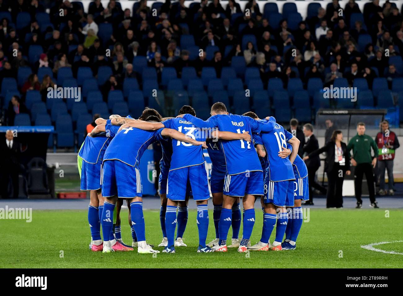 Italian players make a circle during the Euro 2024 Qualifiers 2024