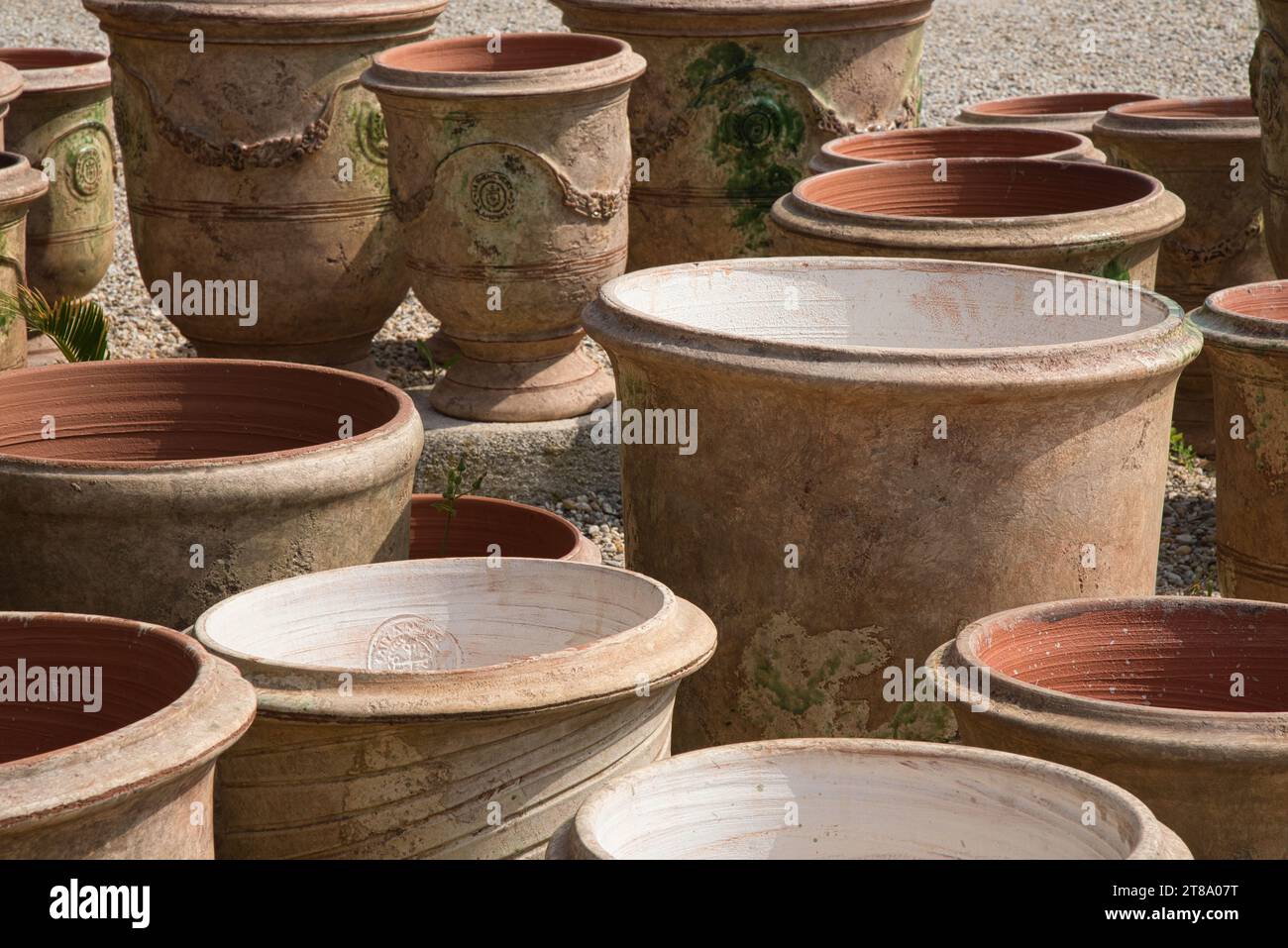 éventail de celebres et traditionnelles poteries d'anduze / range of famous and traditional pottery from anduze Stock Photo