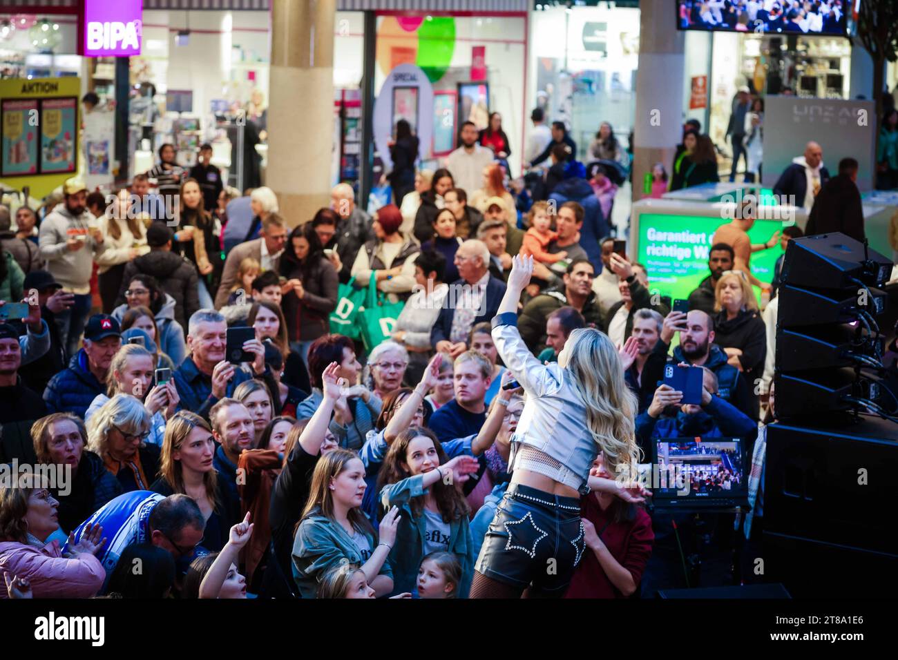 18.11.2023, Pasching, AUT, Unterwegs in Oberösterreich, Familien TAG in der Plus City, Licht ins Dunkel, im Bild Natalie Holzner ist eine österreichische Musikerin, Sängerin und Liedautorin, Natalie Holzner, *** 18 11 2023, Pasching, AUT, Unterwegs in Oberösterreich, Familien TAG in der Plus City, Licht ins Dunkel, im Bild Natalie Holzner is an Austrian musician, singer and songwriter, Natalie Holzner, Stock Photo