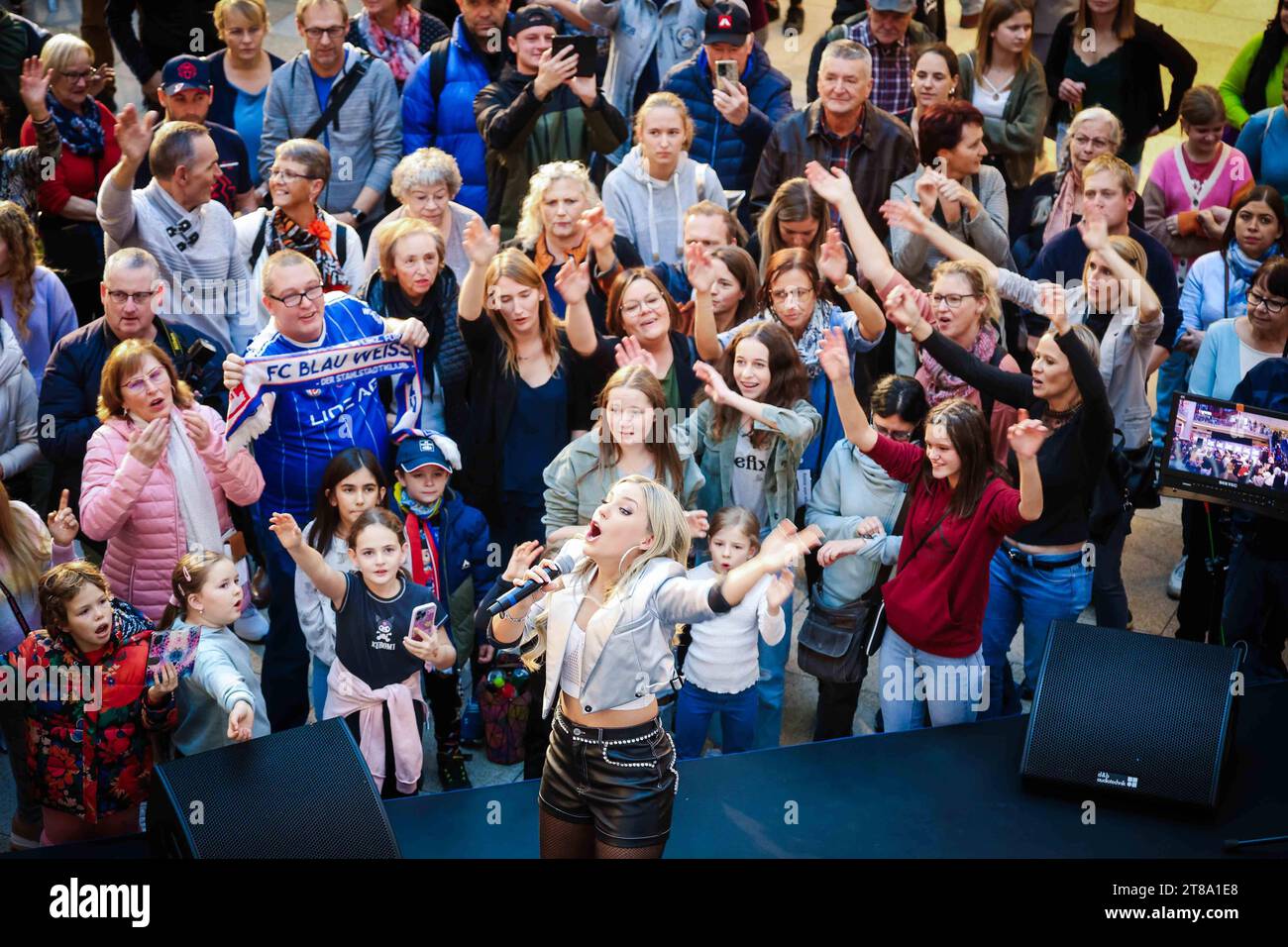 18.11.2023, Pasching, AUT, Unterwegs in Oberösterreich, Familien TAG in der Plus City, Licht ins Dunkel, im Bild Natalie Holzner ist eine österreichische Musikerin, Sängerin und Liedautorin, Natalie Holzner, *** 18 11 2023, Pasching, AUT, Unterwegs in Oberösterreich, Familien TAG in der Plus City, Licht ins Dunkel, im Bild Natalie Holzner is an Austrian musician, singer and songwriter, Natalie Holzner, Stock Photo