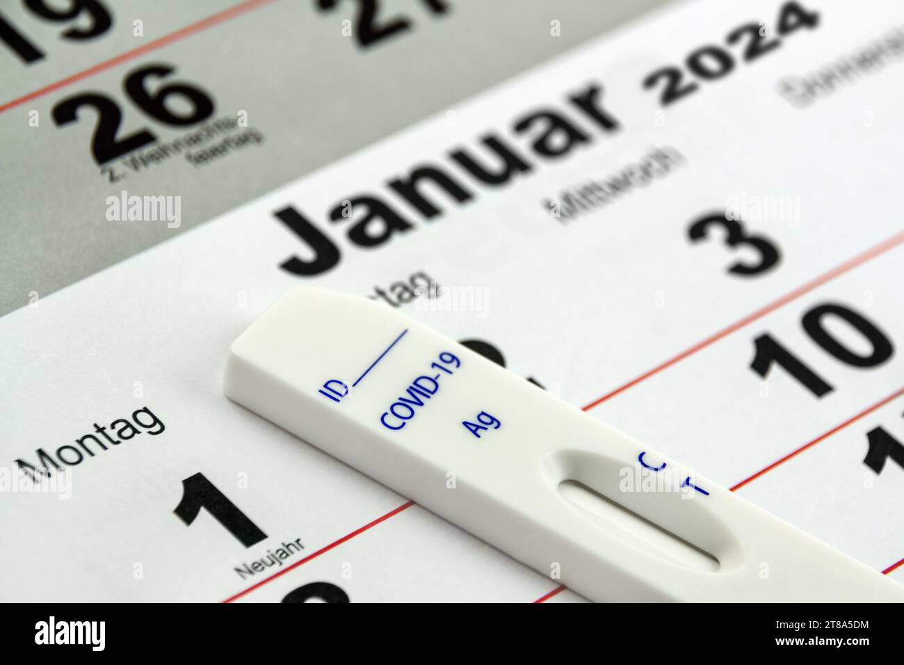 Corona Pandemie und Deutscher Kalender Januar 2024 mit Covid-19  Antigen Test Stock Photo