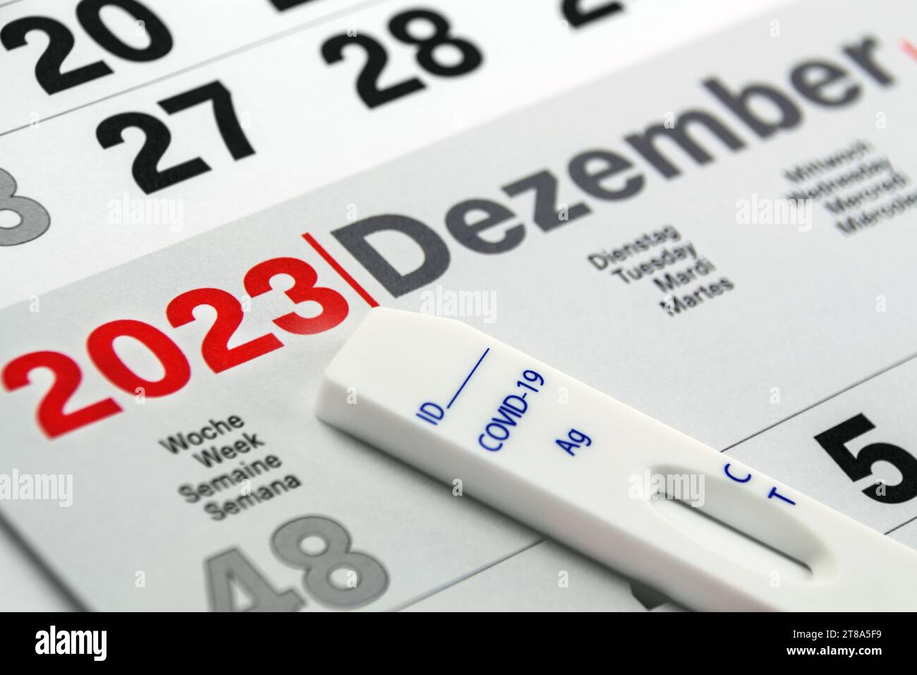 Corona Pandemie und Deutscher Kalender Dezember 2023 mit Covid-19  Antigen Test Stock Photo