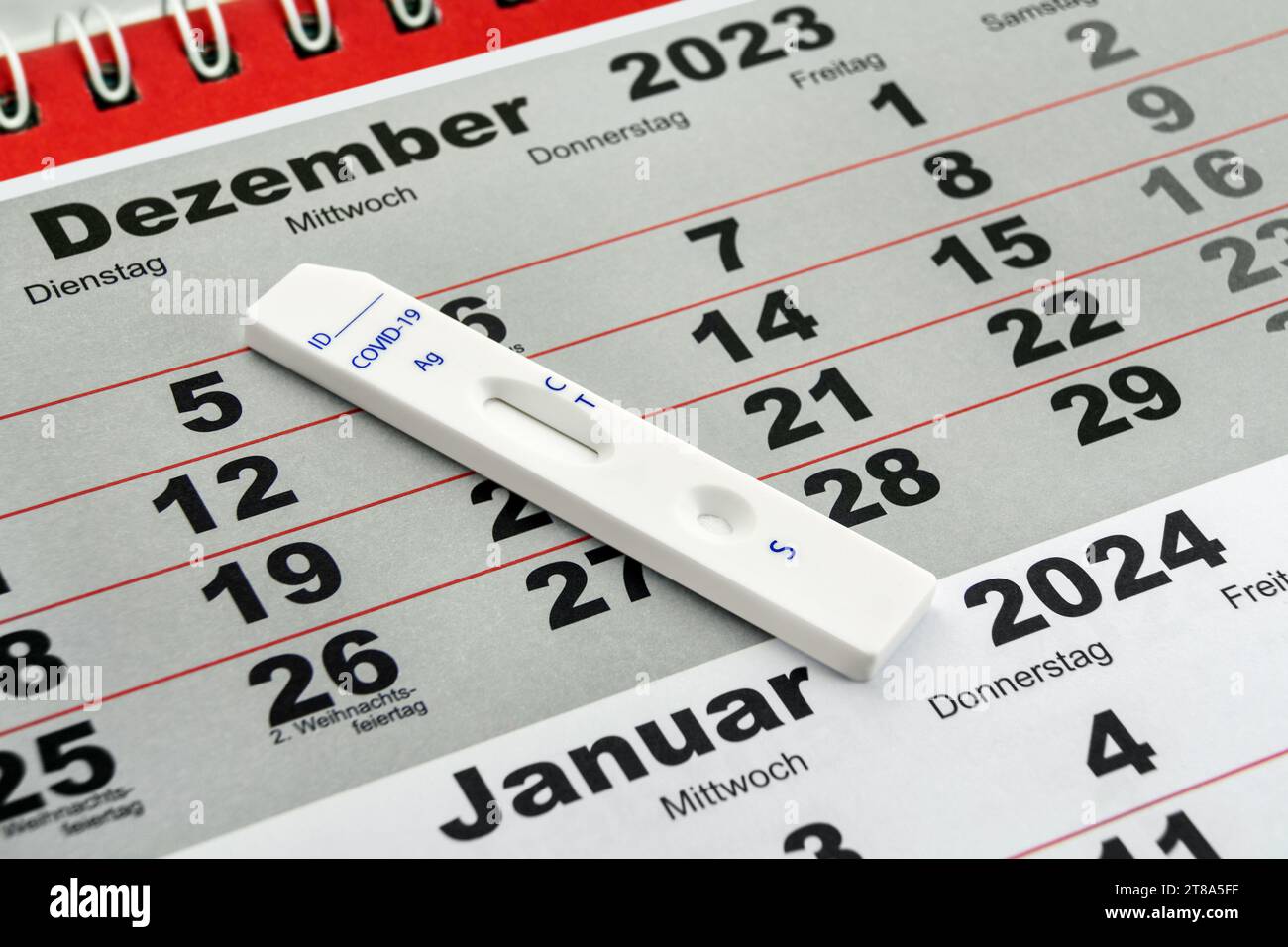 Corona Pandemie und Deutscher Kalender Dezember 2023 und Januar 2024 mit Covid-19  Antigen Test Stock Photo