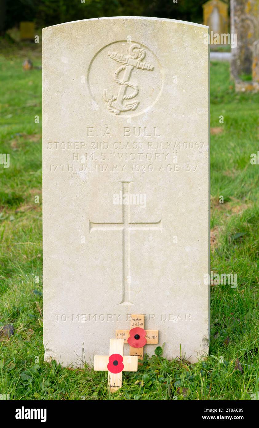 Commonwealth War Graves commission gravestone E A Bull, stoker HMS Victory 1920, Eddington, Hungerford, Berkshire, England, UK Stock Photo