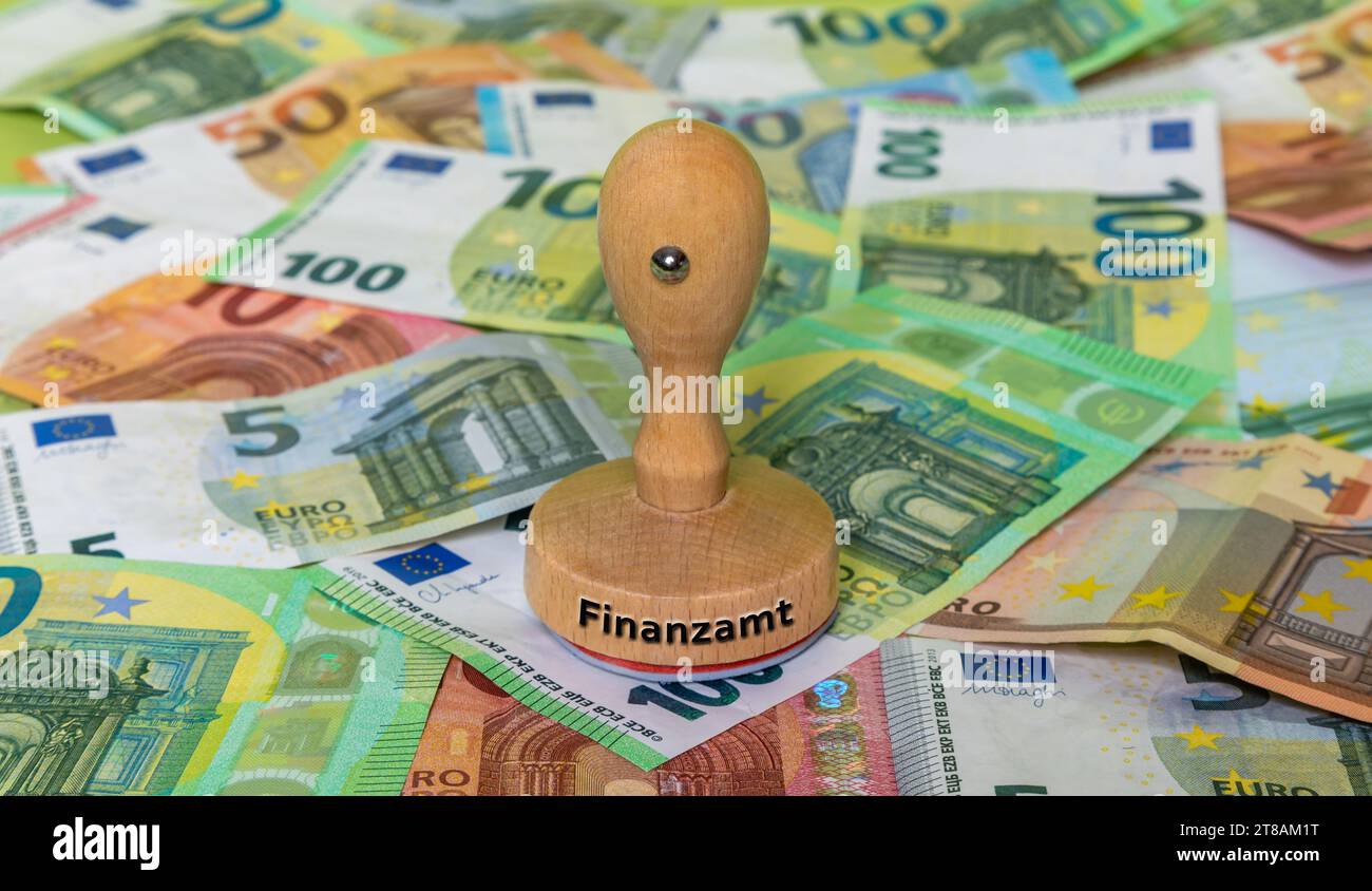 Stempel auf Banknoten zum Thema Finanzamt Stock Photo
