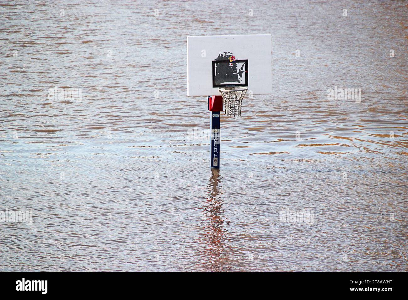 Mannheim, Germany. 19th Nov, 2023. A basketball hoop can be seen in the middle of the water of the Neckar. Due to the heavy rainfall over the past few days, water levels have risen sharply in some areas, particularly in the south of Baden-Württemberg. According to the flood forecasting center (HVZ), the Neckar could rise again over the course of Sunday, although according to the forecast, no critical levels should be exceeded. Credit: Dieter Leder/dpa/Alamy Live News Stock Photo