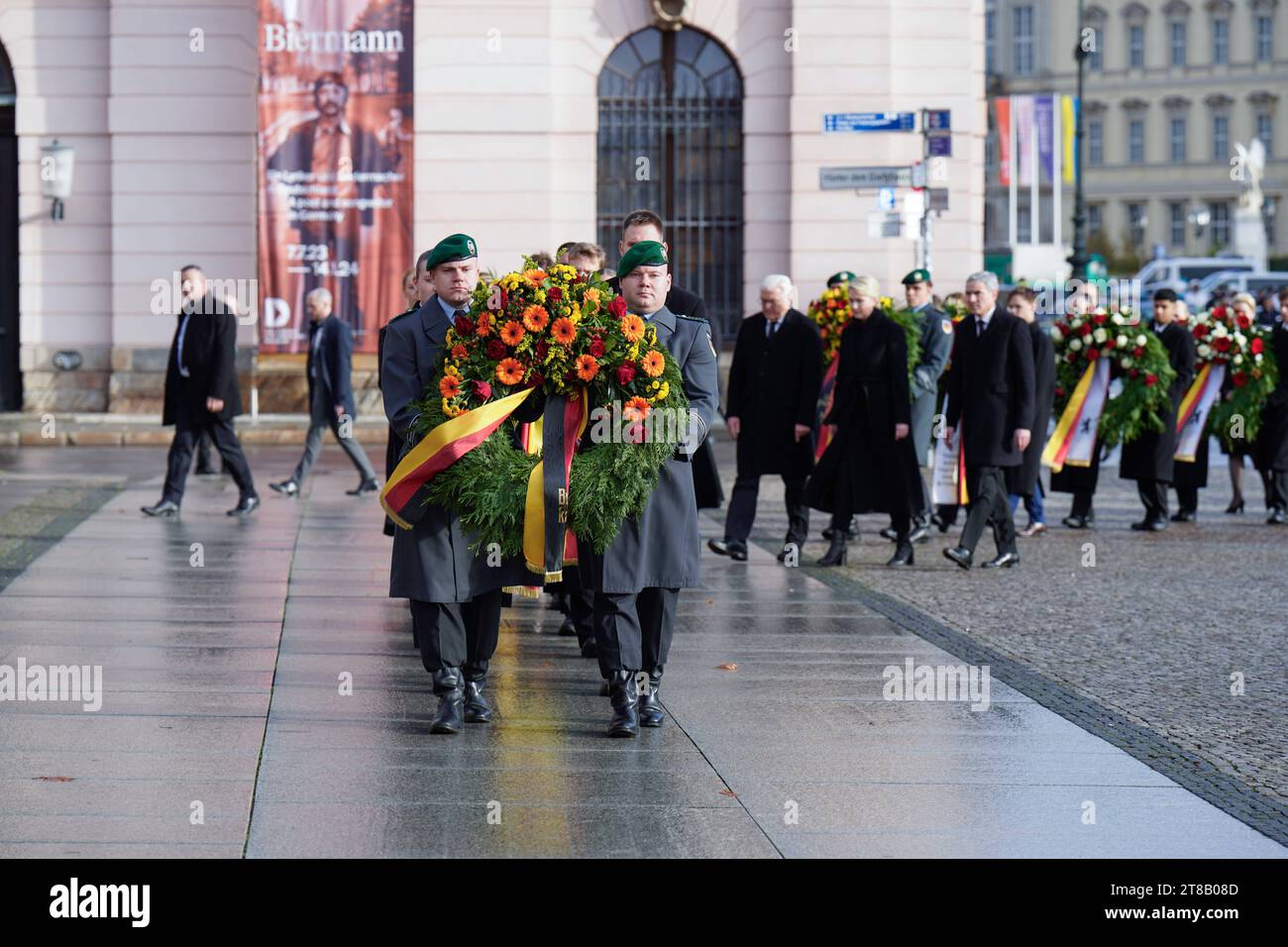 Volkstrauertag, Staatsspitze bei der Neuen Wache Berlin Volkstrauertag, Kranzniederlegung für