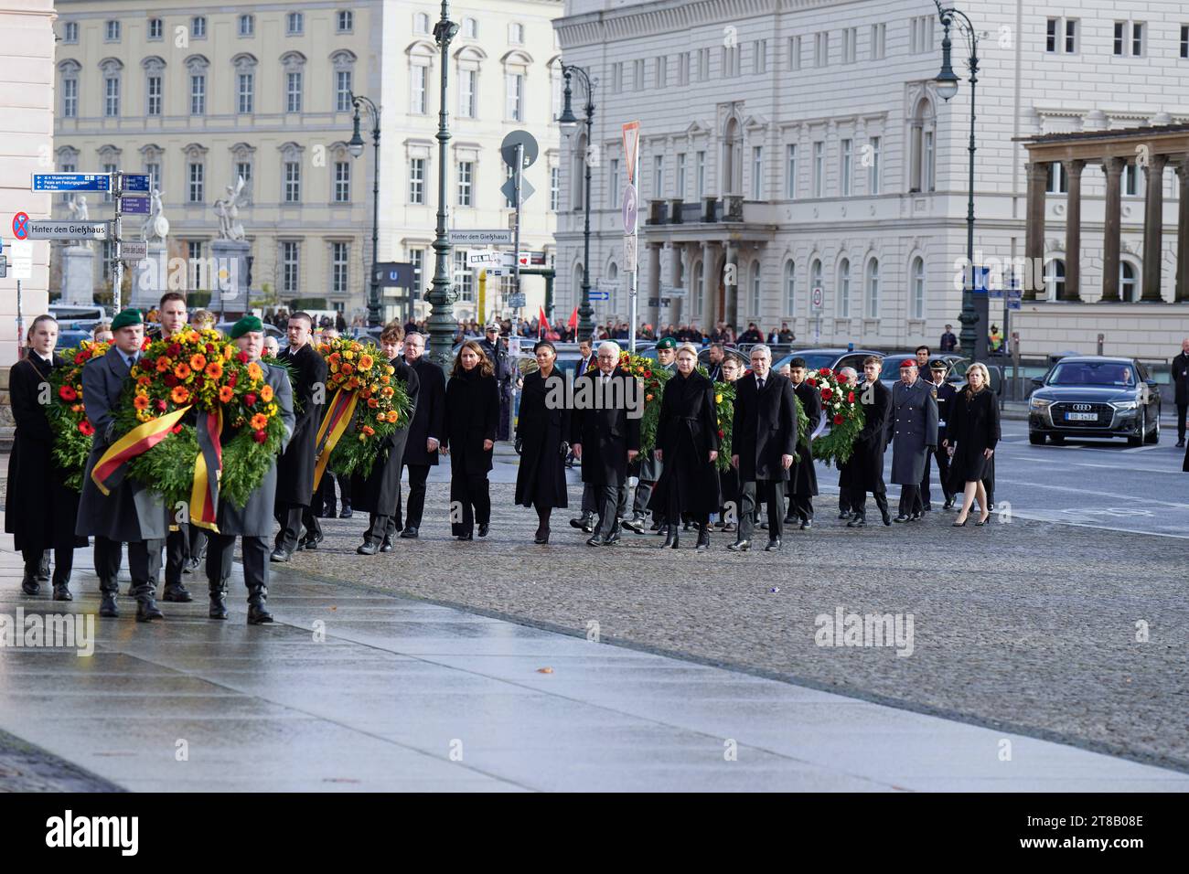 Volkstrauertag, Staatsspitze bei der Neuen Wache Berlin Volkstrauertag, Kranzniederlegung für