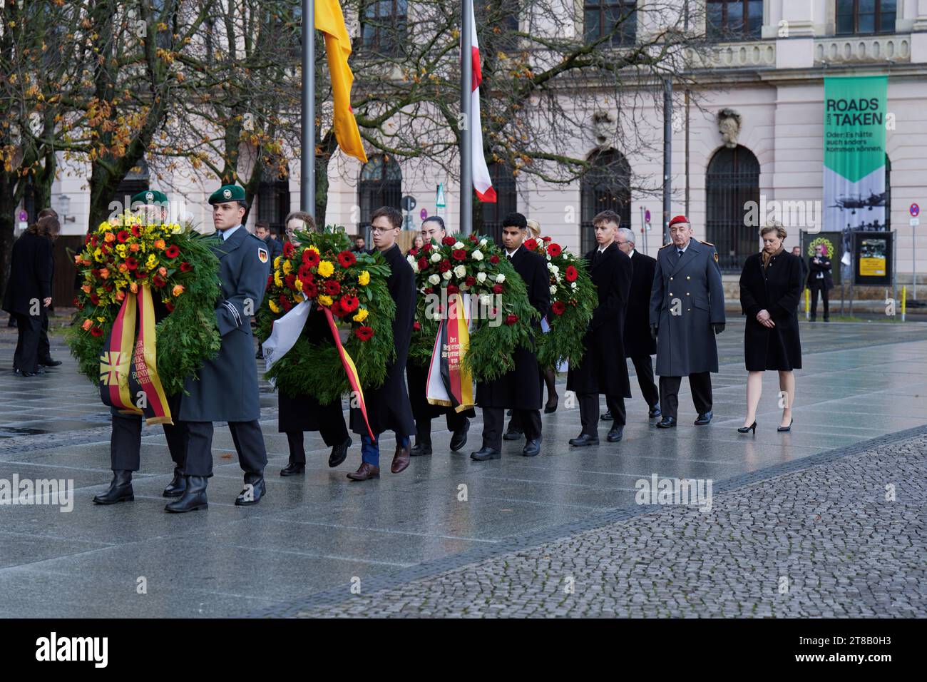 Volkstrauertag, Staatsspitze bei der Neuen Wache Berlin Volkstrauertag, Kranzniederlegung für