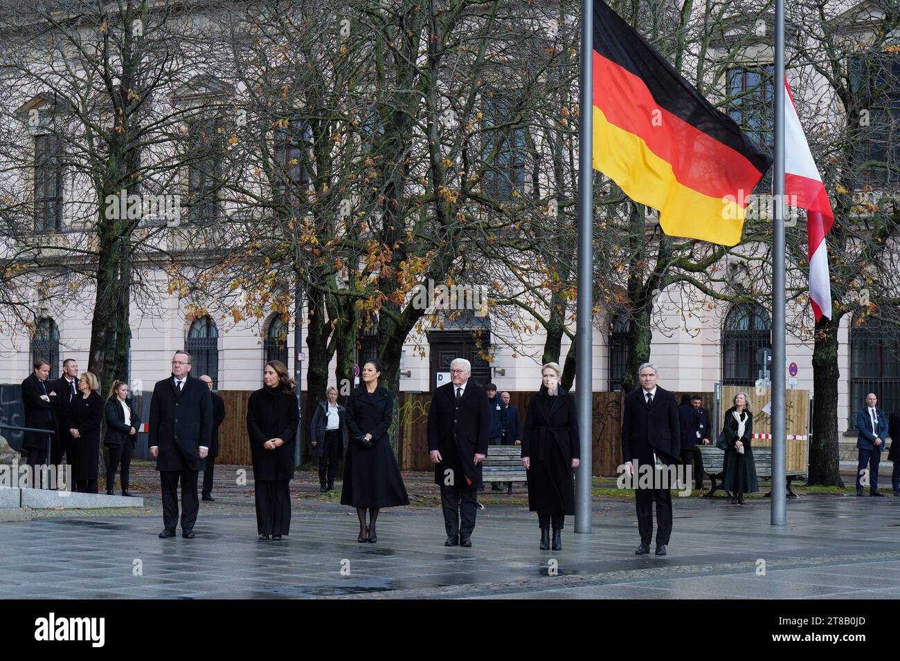 Volkstrauertag, Staatsspitze bei der Neuen Wache Berlin Volkstrauertag, Kranzniederlegung für