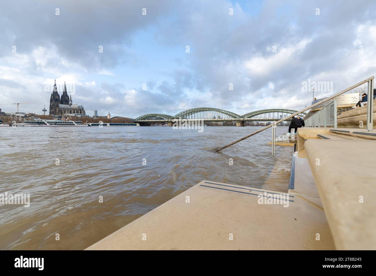 Elegantes Hochwasser Rhein Koln Ebenbild