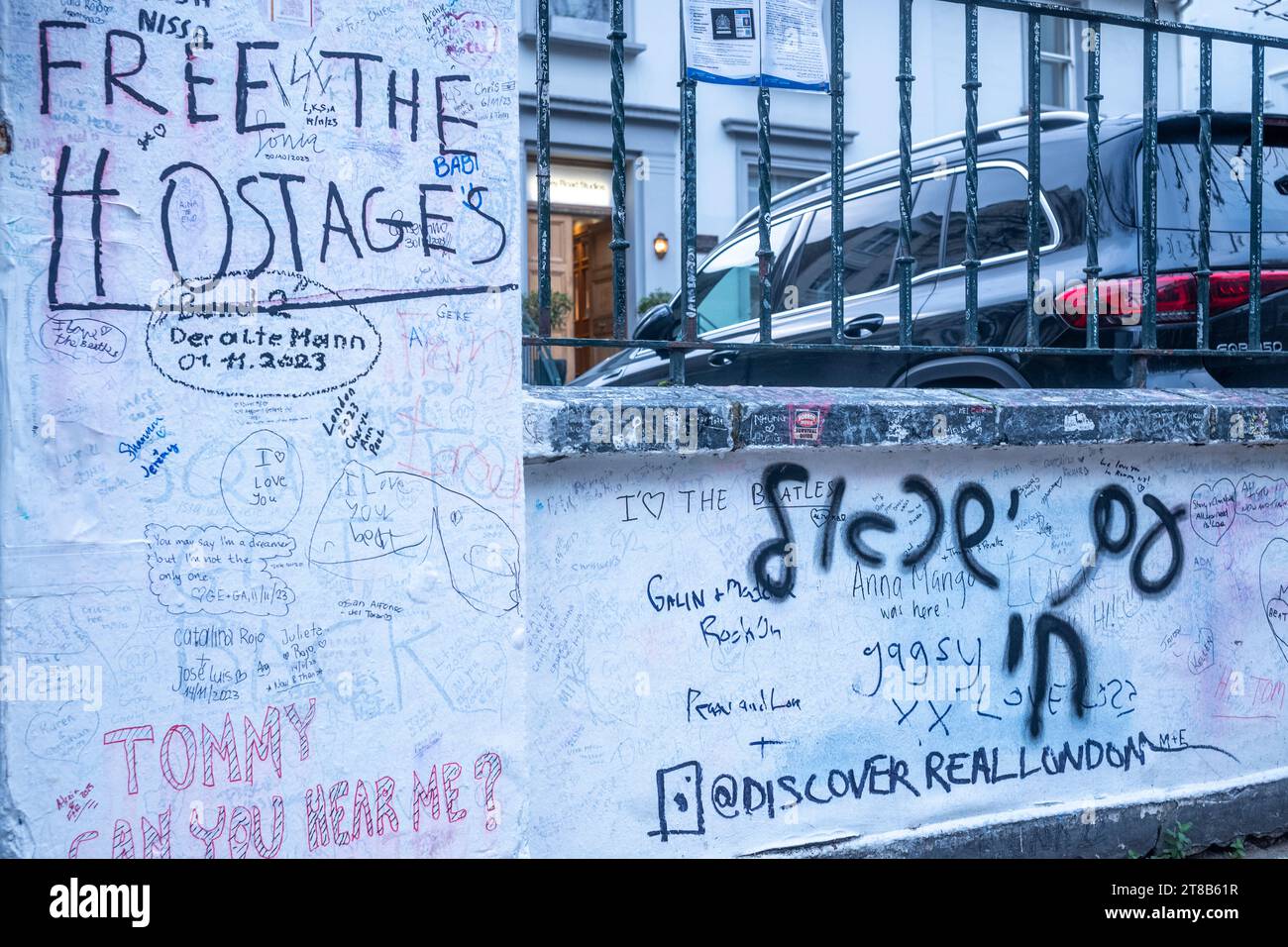 London, Abbey Road StudiosUK 19th November. On the boundary walls of the famous Abbey Road Studios, pro Israel supporters have written in Hebrew, “Am Yisrael Chi”,  “The people of Israel live” , a Jewish solidarity anthem. And ‘Free the Hostages’ now. Credit: Rena Pearl/Alamy Live News Credit: Rena Pearl/Alamy Live News Stock Photo