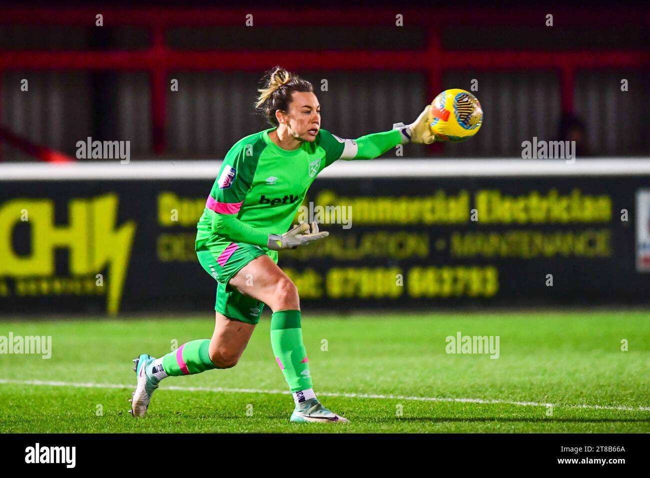 Dagenham on Sunday 19th November 2023. Goalkeeper Mackenzie Arnold (1 West Ham) throws ball during the Barclays FA Women's Super League match between West Ham United and Aston Villa at the Chigwell Construction Stadium, Dagenham on Sunday 19th November 2023. (Photo: Kevin Hodgson | MI News) Credit: MI News & Sport /Alamy Live News Stock Photo