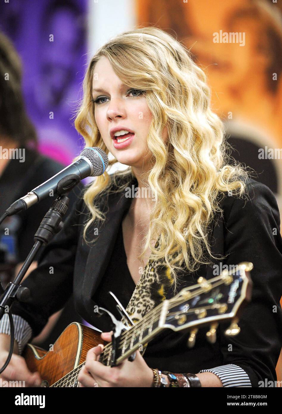 Taylor Swift, aged 19, performs a small acoustic gig in Manchester, UK, February 19th 2009. Stock Photo