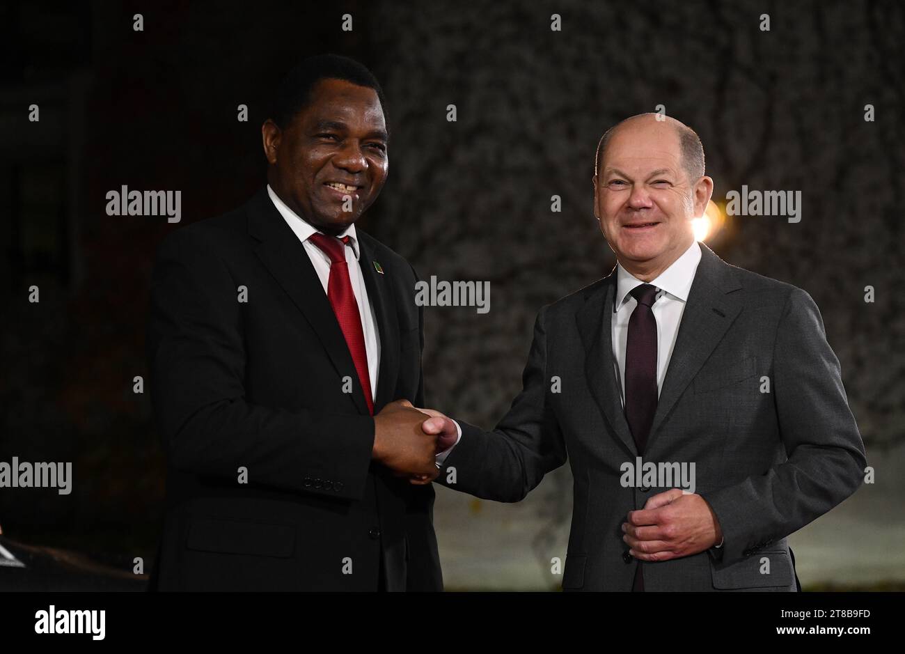 Berlin, Germany. 19th Nov, 2023. Federal Chancellor Olaf Scholz (r, SPD ...