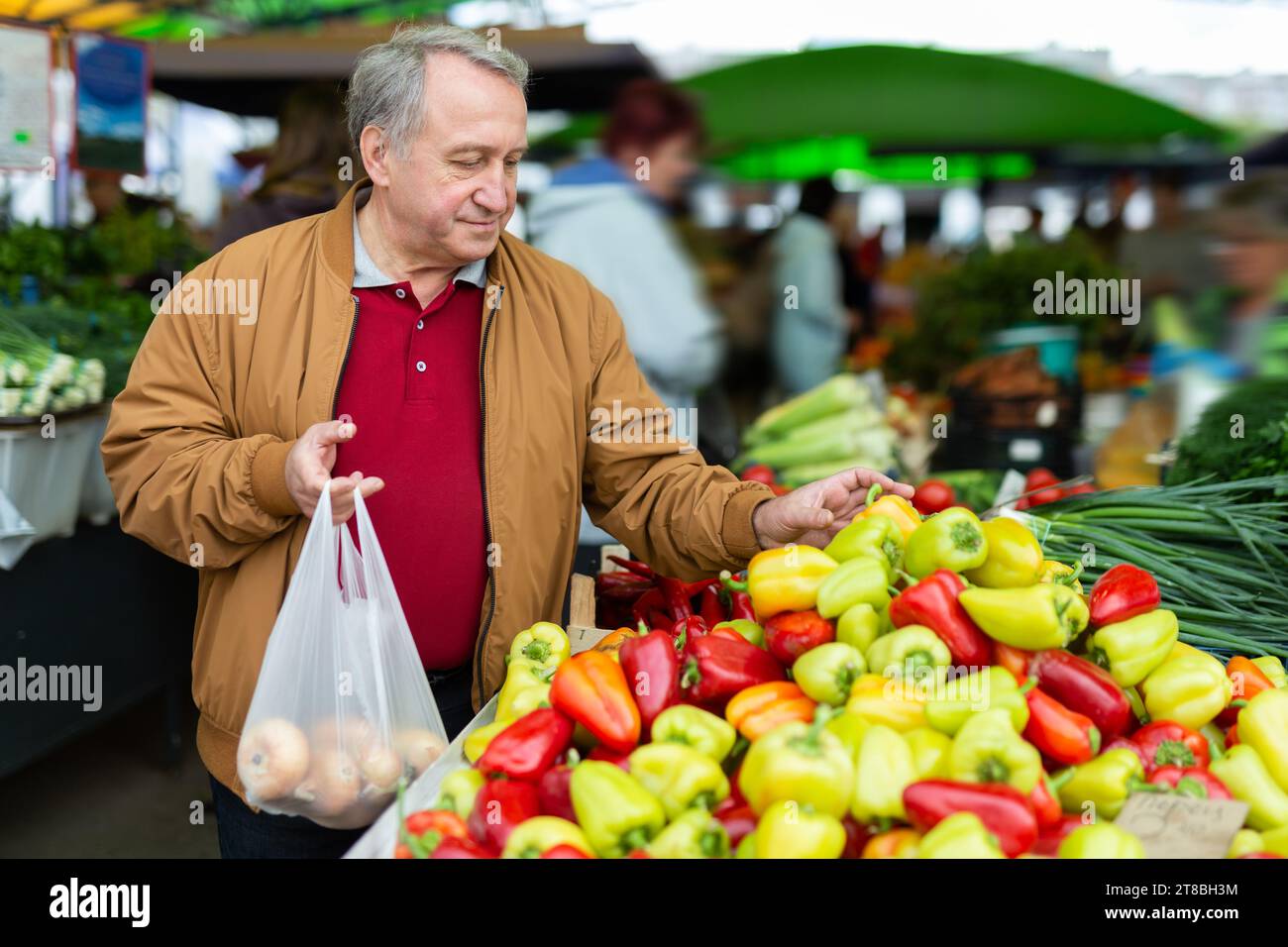 Man buys vegetables vegetable hi-res stock photography and images - Alamy