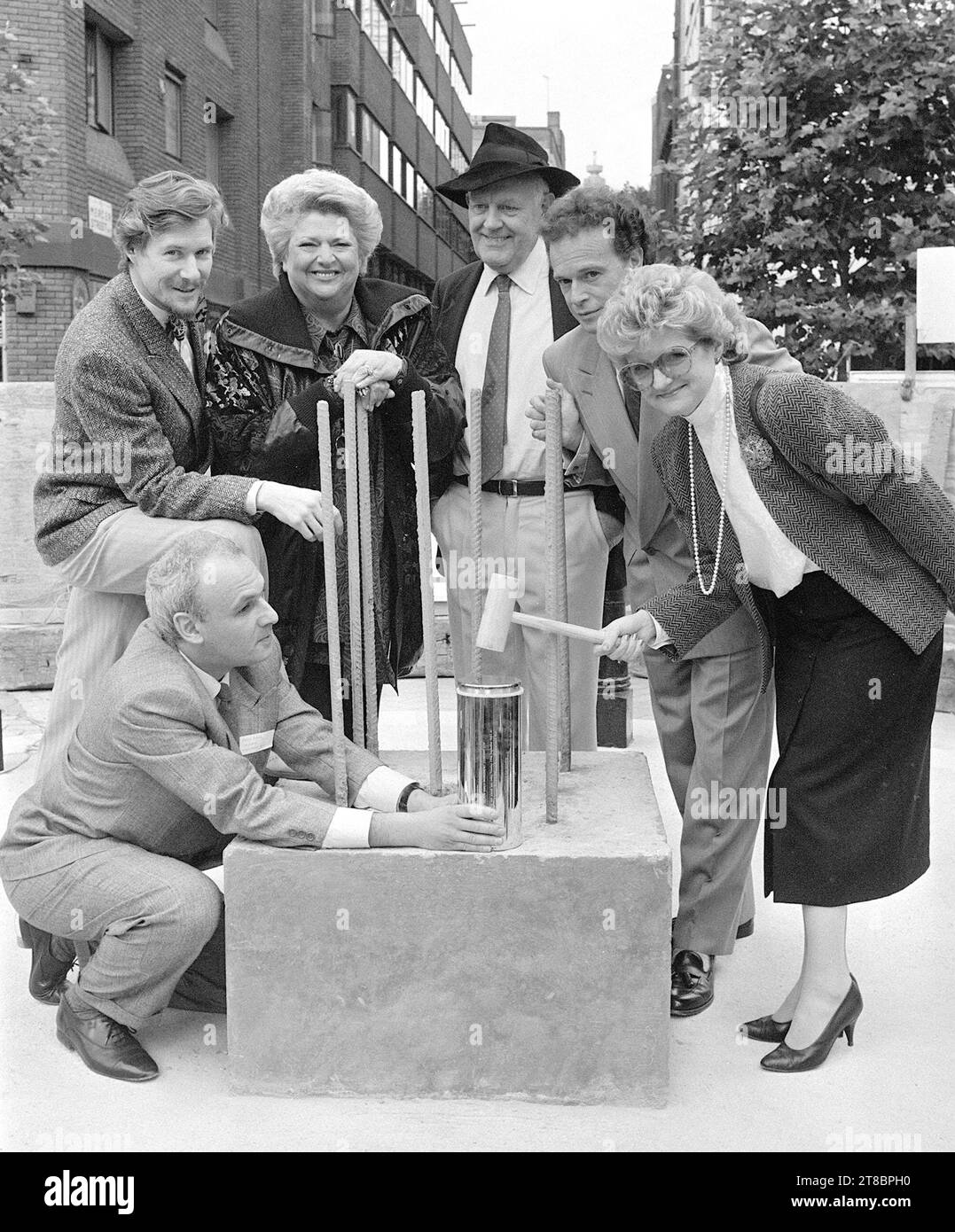 File photo dated 29/9/1987 of five stars and David Bieda (kneeling) chairman of the Seven Dials Monument Committee, prepare to bury a time capsule containing a personal item from each star in the foundations of a new monument in Covent Garden, London. (l-r) Paul Jones, Claire Rayner, Joss Ackland, Anthony Dowell and Julia McKenzie. British actor Joss Ackland has died at the age of 95, his family said in a statement. Issue date: Sunday November 19, 2023. Stock Photo