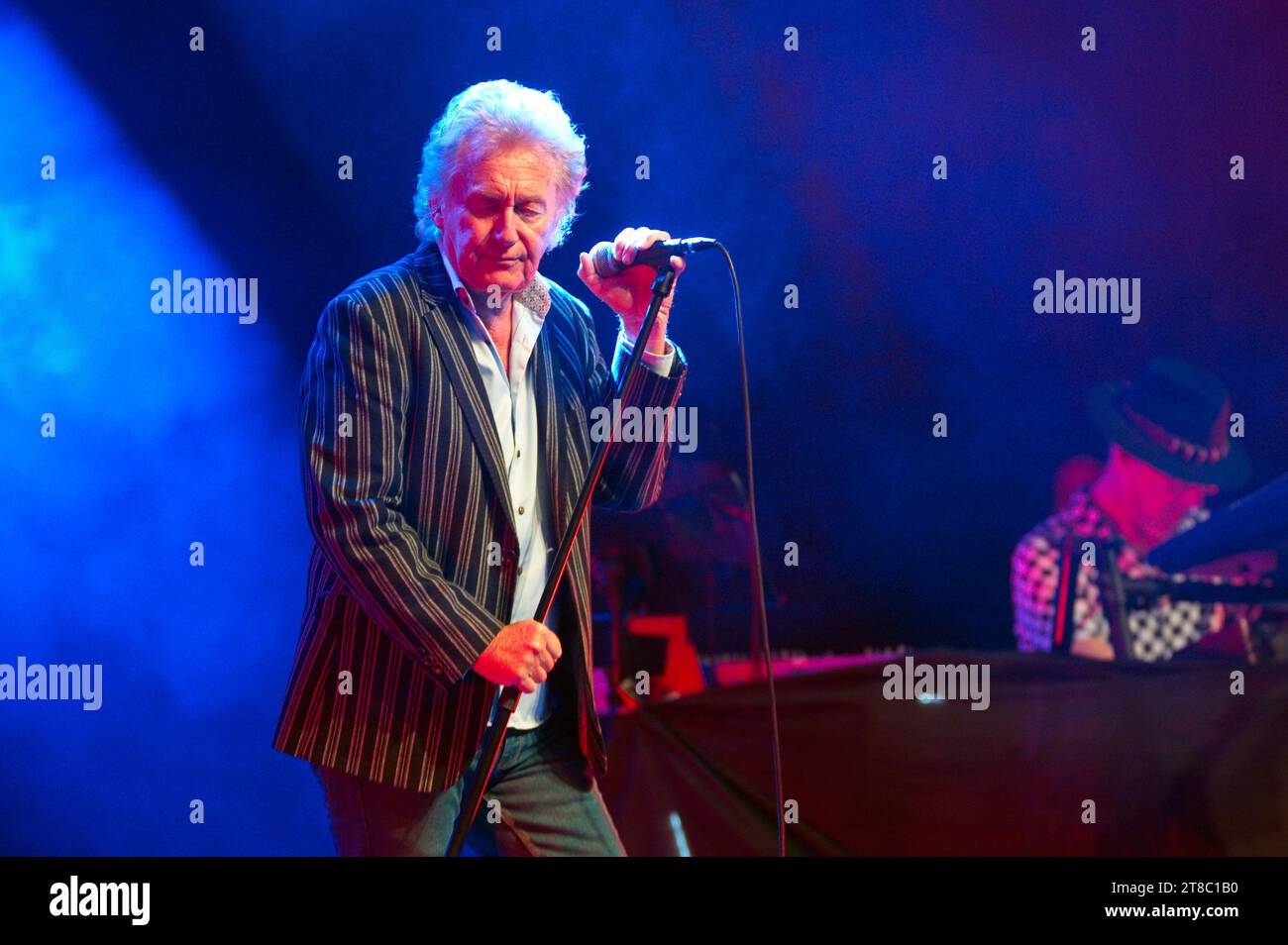 Robert Hart von Manfred Mann's Earth Band live bei einem Konzert im Admiralspalast. Berlin, 19.11.2023 Stock Photo