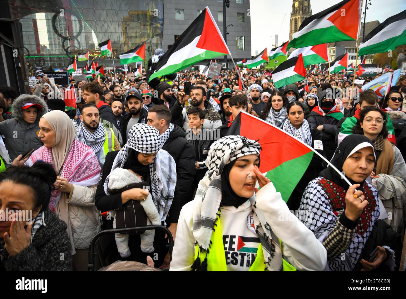 Rotterdam,The Netherlands,19th november,2023. Thousands of people gathered in the centre of Rotterdam to protest the war in Gaza.Credit:Pmvfoto/Alamy Live News Stock Photo
