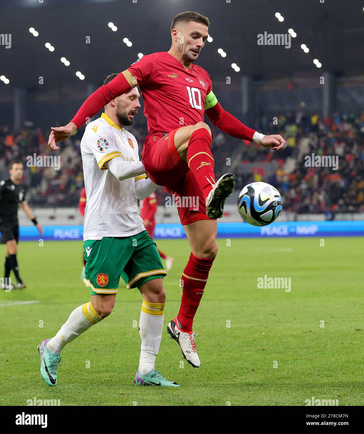 Leskovac. 19th Nov, 2023. Serbia's Dusan Tadic (R) controls the ball during the Group G UEFA EURO 2024 qualifying football match between Serbia and Bulgaria in Leskovac, Serbia on Nov. 19, 2023. Credit: Predrag Milosavljevic/Xinhua/Alamy Live News Stock Photo