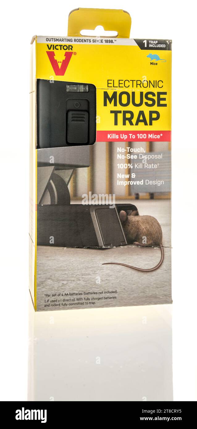 https://c8.alamy.com/comp/2T8CRY5/winneconne-wi-28-october-2023-a-package-of-victor-electronic-mouse-trap-for-mouse-and-mice-on-an-isolated-background-2T8CRY5.jpg