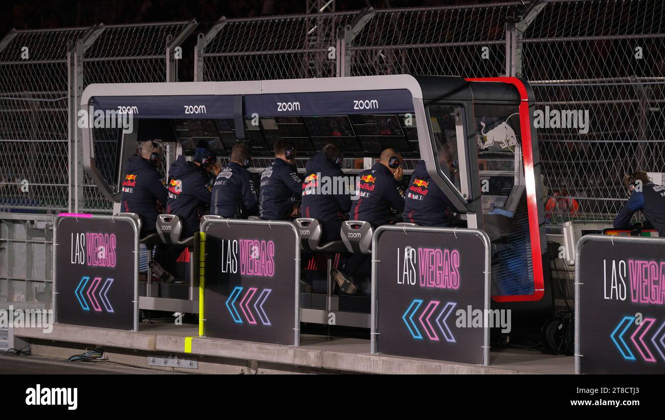 Las Vegas, NV, USA. 19th Nov, 2023. NOV 19, 2023: Max Verstappen #1 pit wall team during the 2023 F1 Las Vegas race week in Las Vegas, NV. Jason Pohuski/BMR (Credit Image: © Jason Pohuski/BMR via ZUMA Press Wire) EDITORIAL USAGE ONLY! Not for Commercial USAGE! Stock Photo