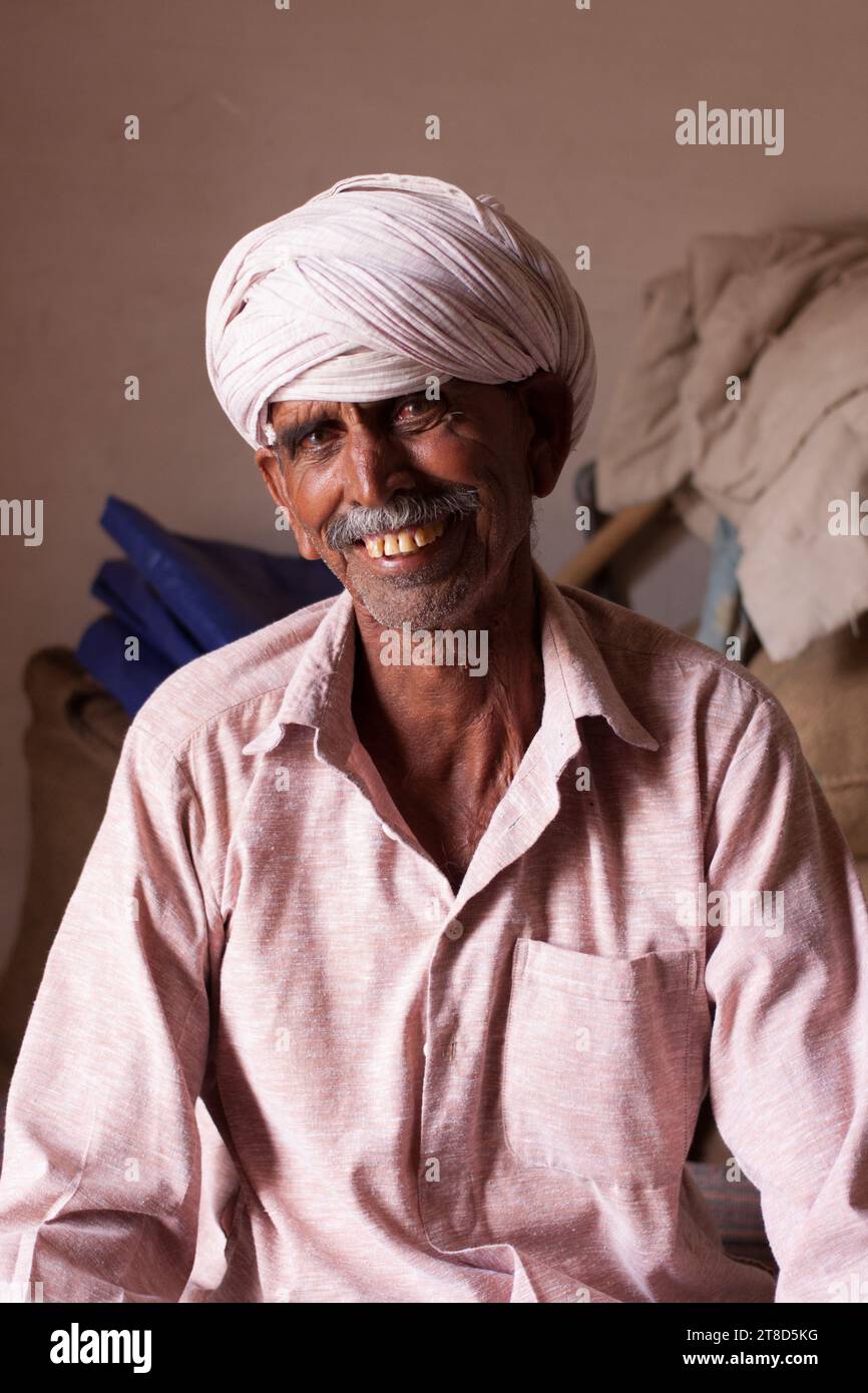 Old rajasthani man white turban hi-res stock photography and images - Alamy
