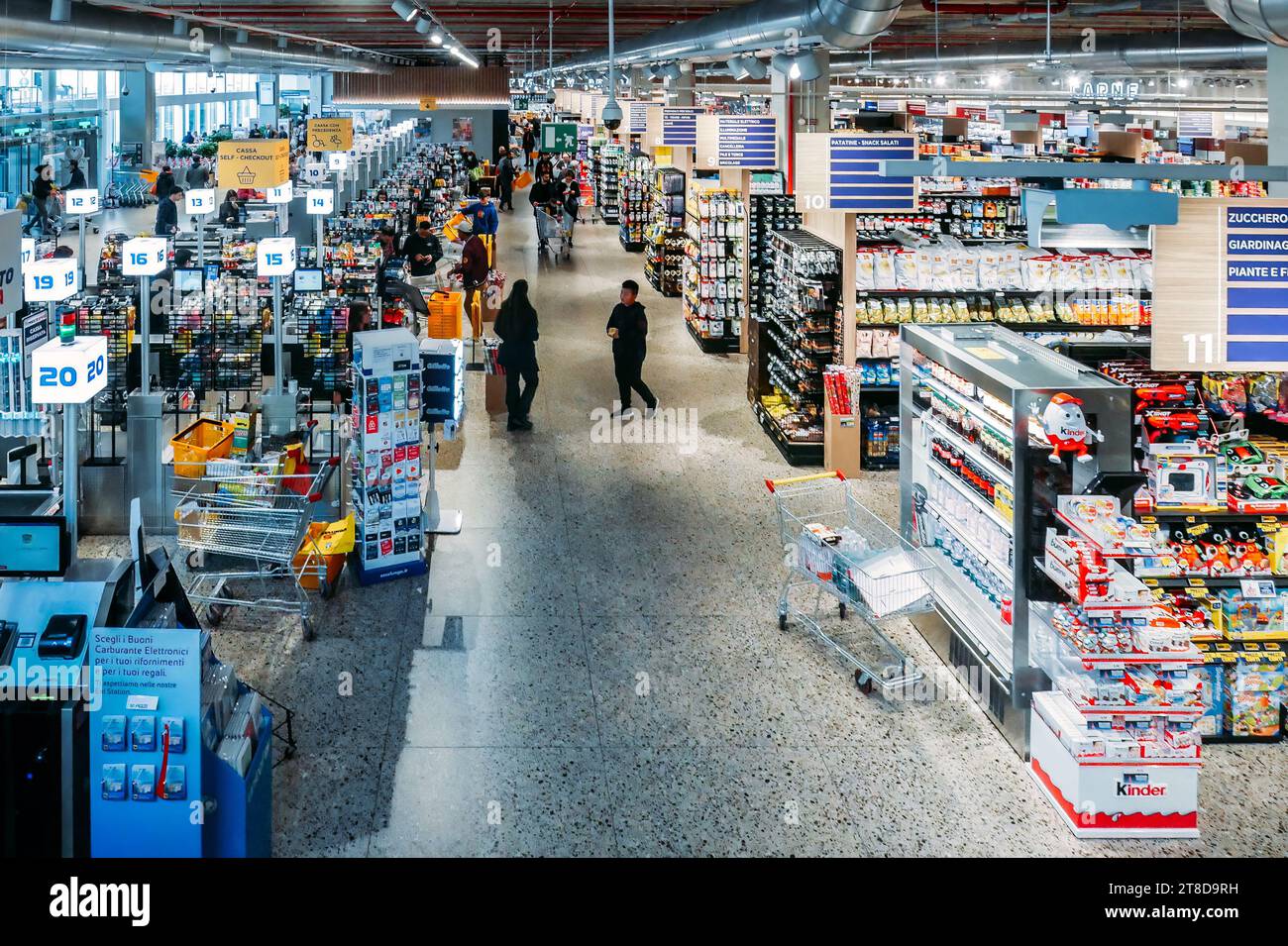 Supermarket italy hi-res stock photography and images - Alamy, image size:1300x955