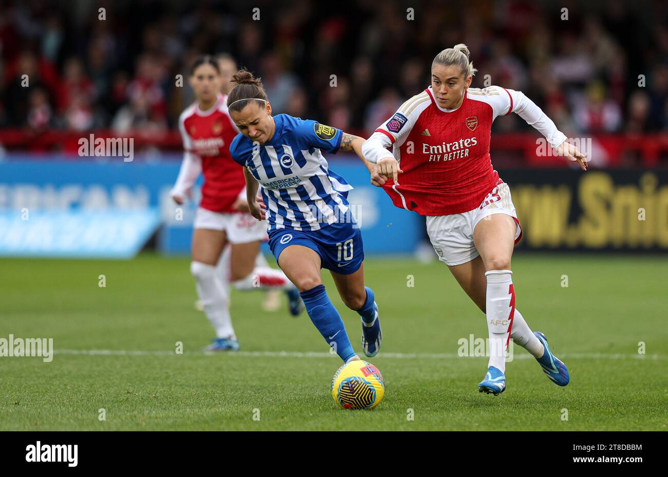 Crawley, UK. 19th Nov, 2023. Arsenal's Alessia Russo makes a break ...