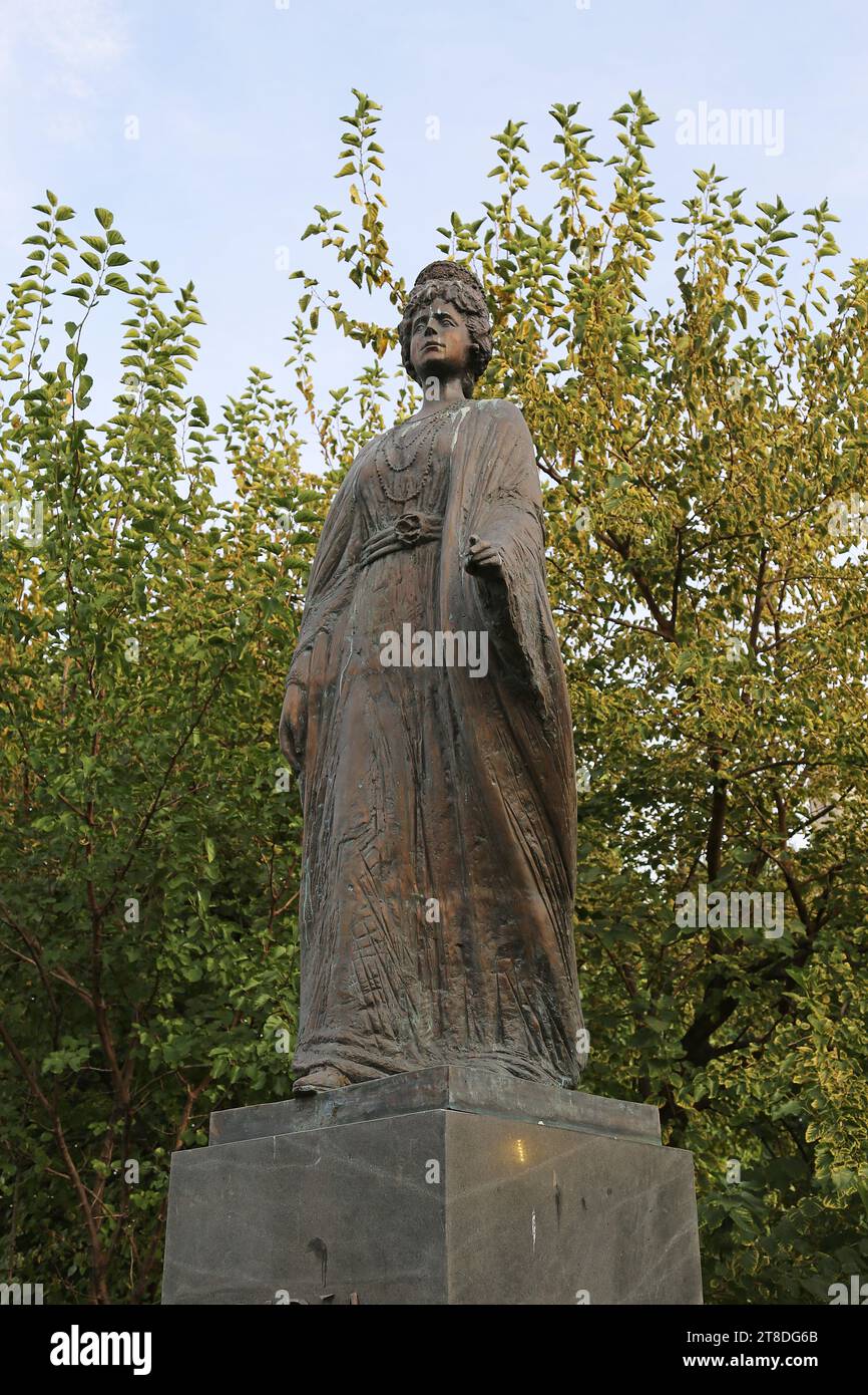 Queen Marie (1875-1938, wife of Ferdinand I) statue, Bulevardul Libertății, Civic Centre, Historic Centre, Bucharest, Romania, Europe Stock Photo