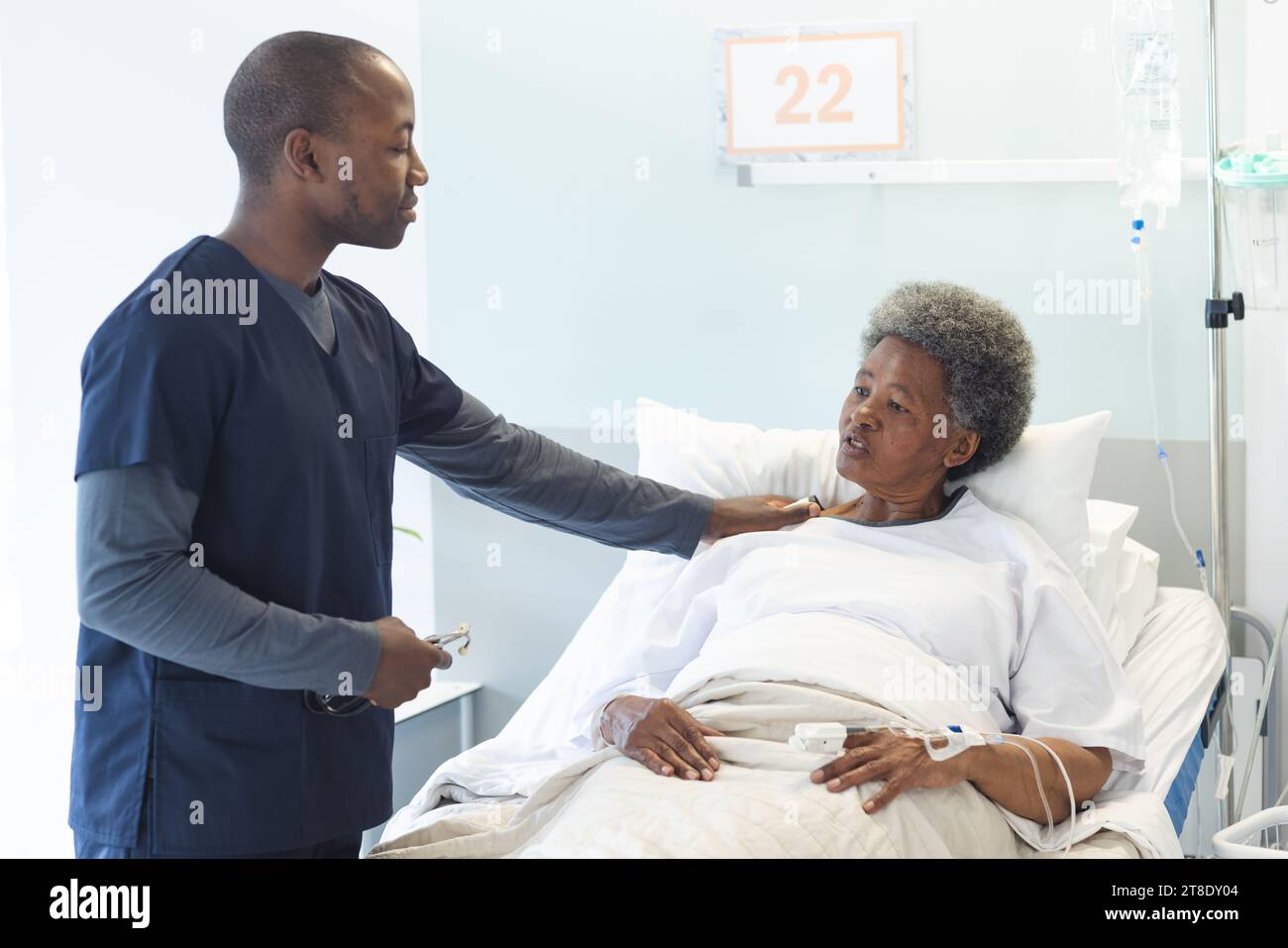 Doctor talking patient room hi-res stock photography and images - Alamy