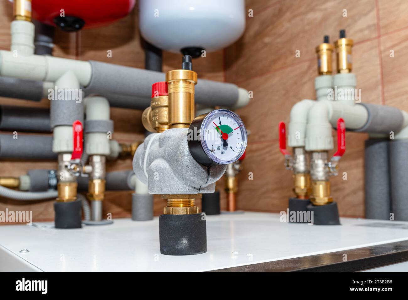 A pressure gauge indicating 2 bar placed on a modern heat pump in the