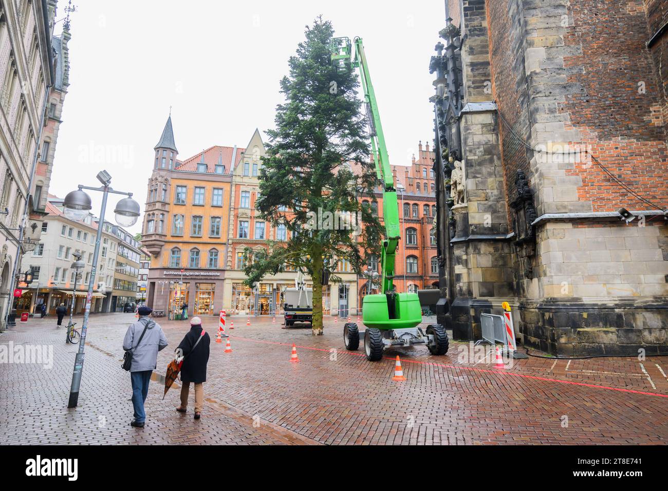 Hanover Germany 20th Nov 2023 Workers Use Cherry Pickers To hanover-germany-20th-nov-2023-workers-use-cherry-pickers-to
