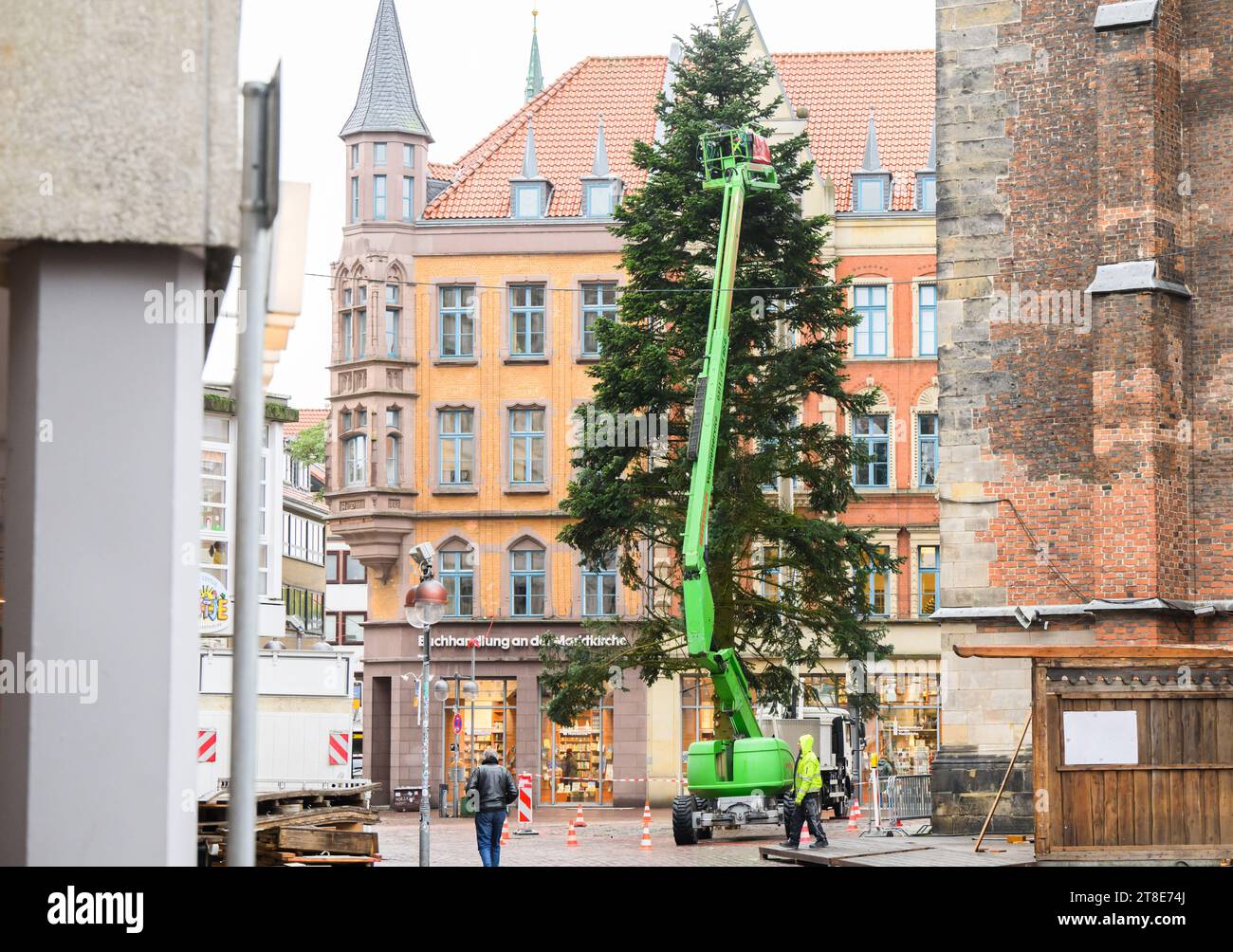Hanover Germany 20th Nov 2023 Workers Use Cherry Pickers To hanover-germany-20th-nov-2023-workers-use-cherry-pickers-to