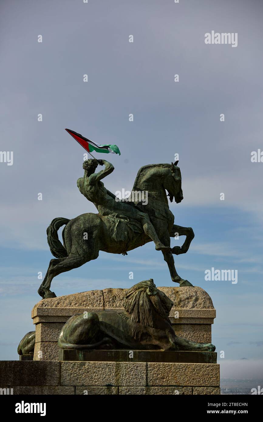 Cape Town, South Africa. 19th Nov, 2023. Cape Town, South Africa. 19th Nov, 2023.Palestinian Flag blowing in the wind on bronze statue of rider on horse at a Public Arts Event held at Rhodes Memorial in Cape Town South Africa Credit: Mo Bassa/Alamy Live News Stock Photo