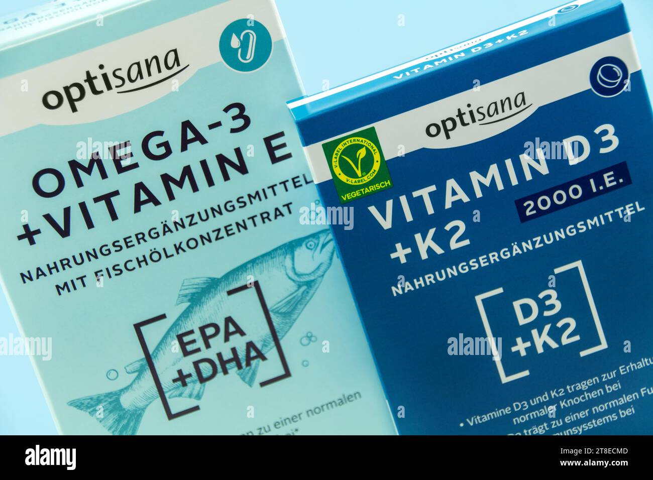 Optisana Omega-3 und Vitamin E Kapseln Nahrungsergänzungsmittel mit  Fischölkonzentrat und Vitamin D3 und K2 Stock Photo - Alamy