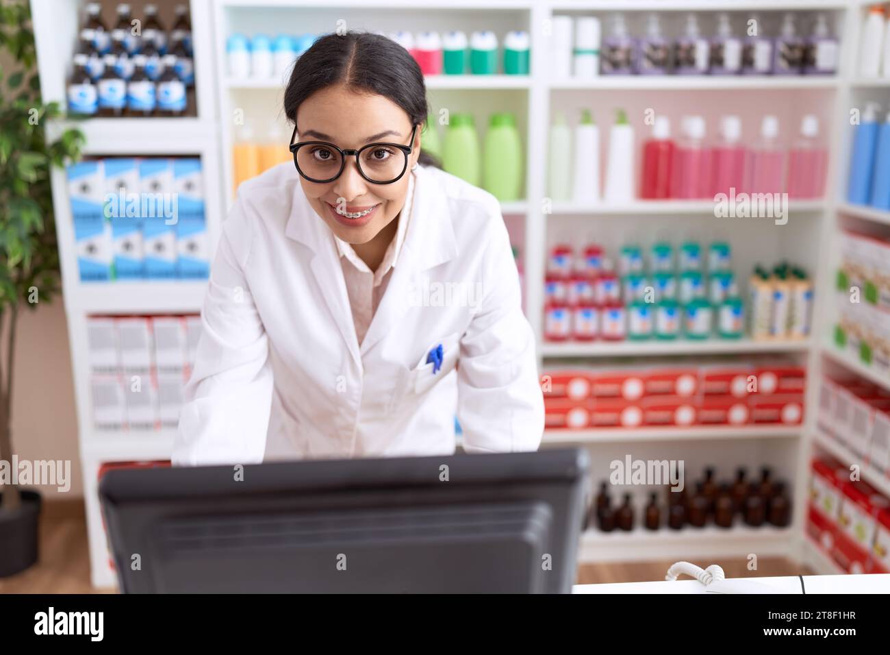 Arab pharmacist at counter hi-res stock photography and images - Alamy