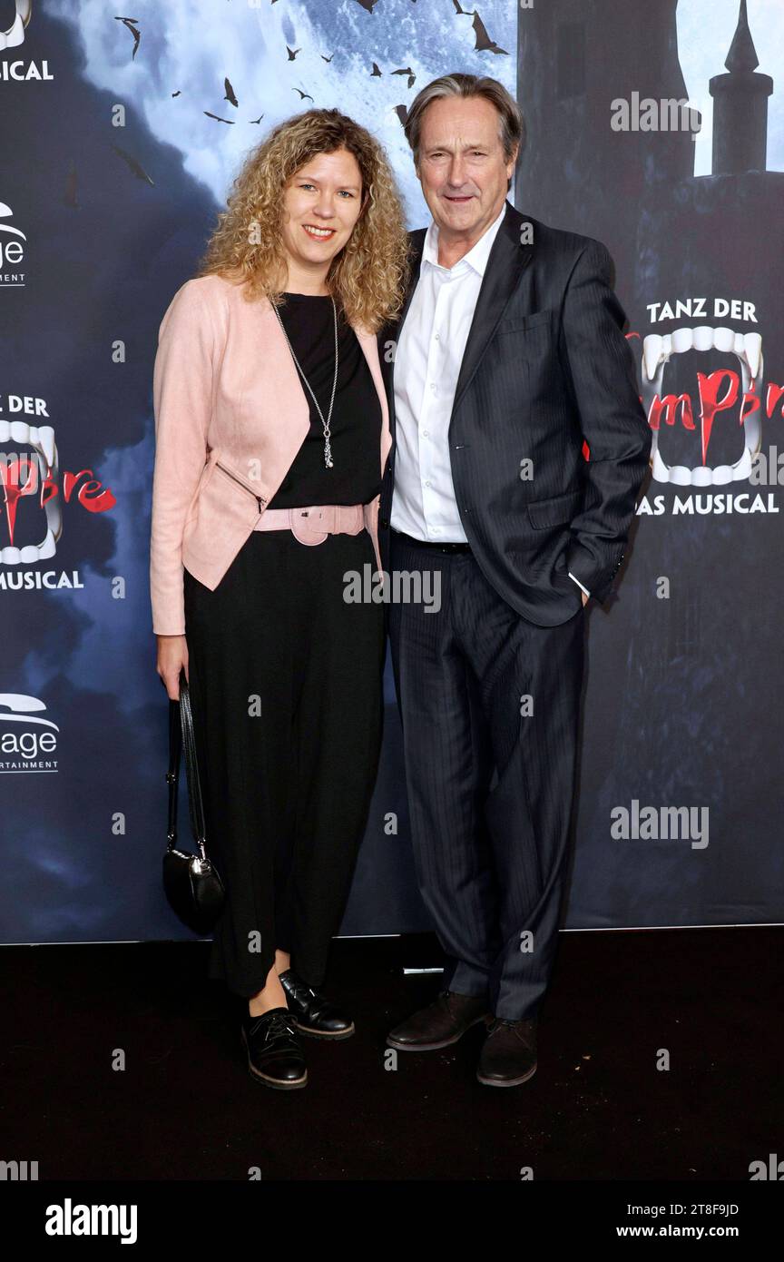 Helmut Zierl mit Partnerin Sabrina Böcker bei der Premiere des Musicals ...