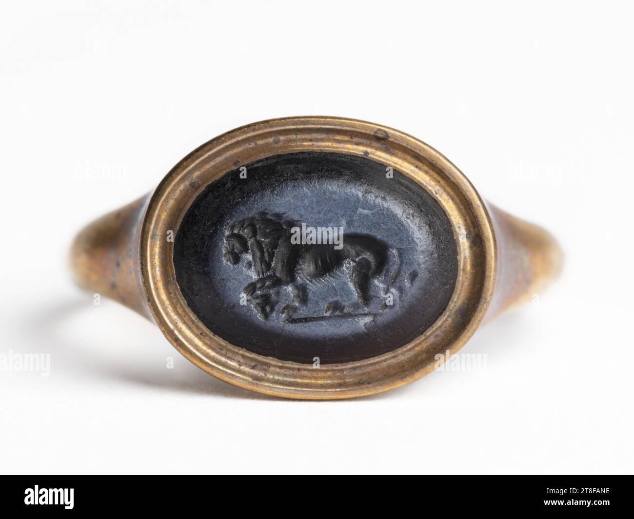 Lion resting its paw on a bull's head, No earlier than 200 - No later than 400, Jewelry, Ring, Finger Ring, Gold Ring, Signet Ring, Ringstone, Metal, Gold, Gemstone, Onyx, Nicolo, Height 1.2 cm, Width 1.2 cm, Stonemasonry, Stonecutting, Roman, Imperial Period (27 BC - 476 Stock Photo