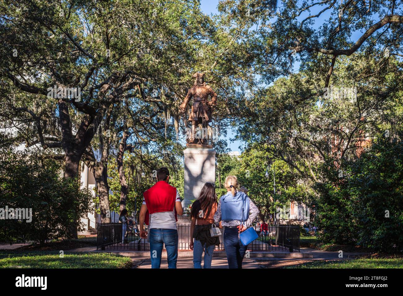 Tourists looking at the James Oglethorpe Monument at Chippewa Square in ...