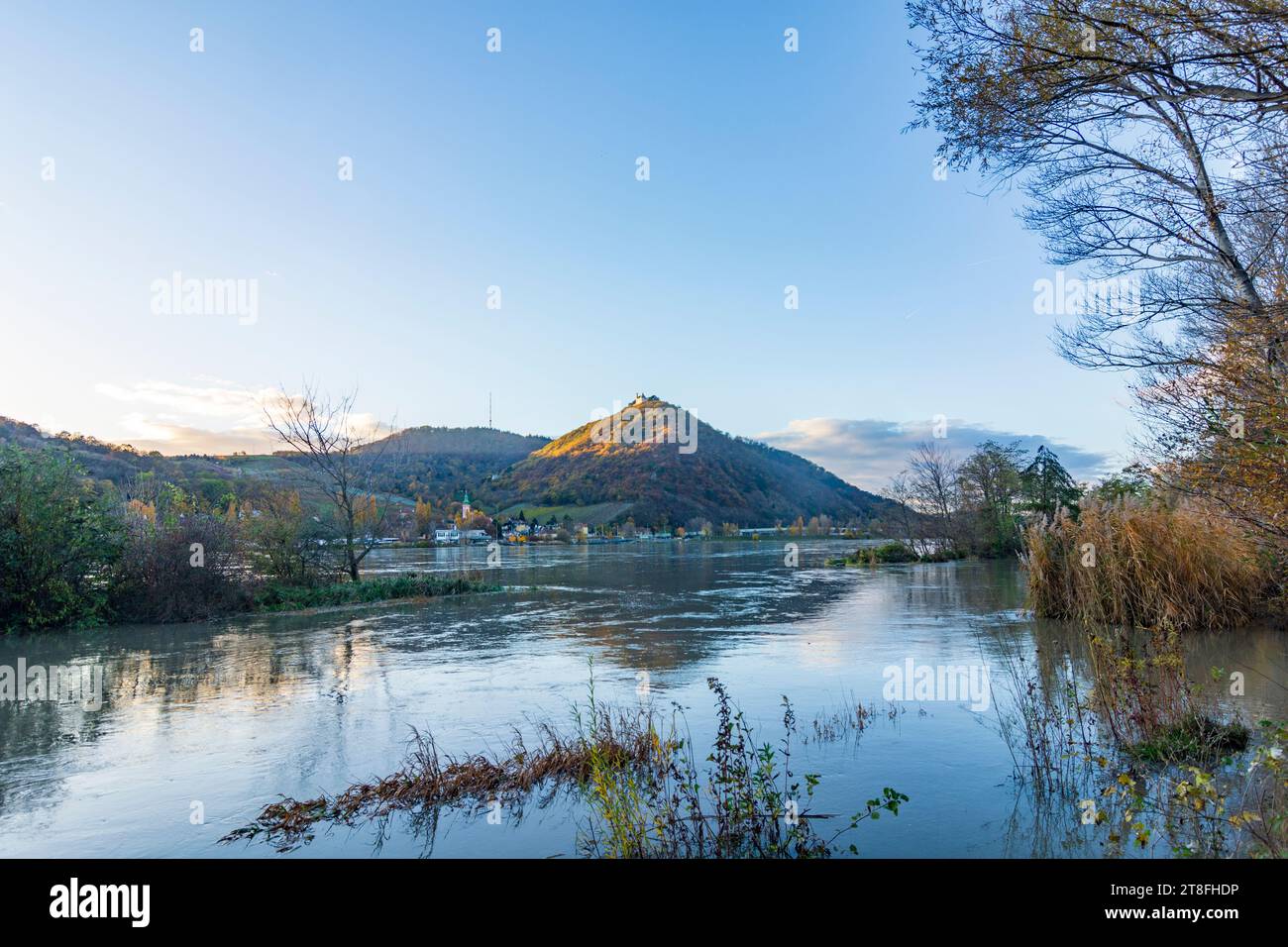 Vienna: flood at river Donau (Danube), mountains Kahlenberg and Leopoldsberg, village Kahlenbergerdorf, island Donauinsel (right) in 19. Döbling, Wien Stock Photo